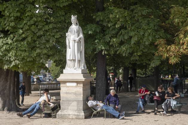 The Palais du Luxembourg is a ch‰teau in the 6th arrondissement of Paris, surrounded by an original early 17th century Baroque parkland called the Jardin du Luxembourg. It first served as a residence for members of the royal family, became state property during the Revolution and has been the seat of the Senate, France s second parliamentary ch GMS9769