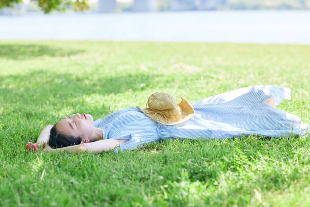 Young Japanese woman relaxing outside AFLO223022617  , 223022617.jpg, ,model released, Symbolfoto
