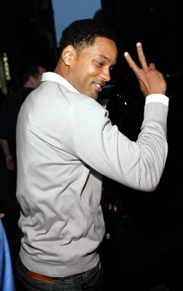 Will Smith signs autographs for fans at a press junket to promote his new film Hancock 23014,NEW YORK, NEW YORK - Sunday June 22 2008. Will Smith signs autographs for fans at a press junket to promote his new film Hancock in Midtown, New York. Hancock is a superhero comedy film co-starring Will Smith, and Jason Bateman. Photograph: PacificCoastNews.com UK OFFICE: +44 131 225 3333 3322 US OFFICE: 1 310 261 9676, Credit:PacificCoastNews.com Avalon USA Copyright: xPacificCoastNews.comx xAvalonx 0523420896