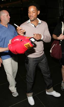 Will Smith signs autographs for fans at a press junket to promote his new film Hancock 23014,NEW YORK, NEW YORK - Sunday June 22 2008. Will Smith signs autographs for fans at a press junket to promote his new film Hancock in Midtown, New York. Hancock is a superhero comedy film co-starring Will Smith, and Jason Bateman. Photograph: PacificCoastNews.com UK OFFICE: +44 131 225 3333 3322 US OFFICE: 1 310 261 9676, Credit:PacificCoastNews.com Avalon USA Copyright: xPacificCoastNews.comx xAvalonx 0523420954
