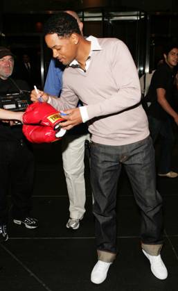Will Smith signs autographs for fans at a press junket to promote his new film Hancock 23014,NEW YORK, NEW YORK - Sunday June 22 2008. Will Smith signs autographs for fans at a press junket to promote his new film Hancock in Midtown, New York. Hancock is a superhero comedy film co-starring Will Smith, and Jason Bateman. Photograph: PacificCoastNews.com UK OFFICE: +44 131 225 3333 3322 US OFFICE: 1 310 261 9676, Credit:PacificCoastNews.com Avalon USA Copyright: xPacificCoastNews.comx xAvalonx 0523421078