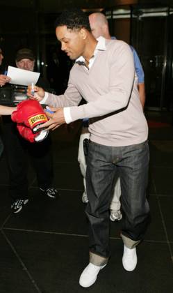 Will Smith signs autographs for fans at a press junket to promote his new film Hancock 23014,NEW YORK, NEW YORK - Sunday June 22 2008. Will Smith signs autographs for fans at a press junket to promote his new film Hancock in Midtown, New York. Hancock is a superhero comedy film co-starring Will Smith, and Jason Bateman. Photograph: PacificCoastNews.com UK OFFICE: +44 131 225 3333 3322 US OFFICE: 1 310 261 9676, Credit:PacificCoastNews.com Avalon USA Copyright: xPacificCoastNews.comx xAvalonx 0523421091