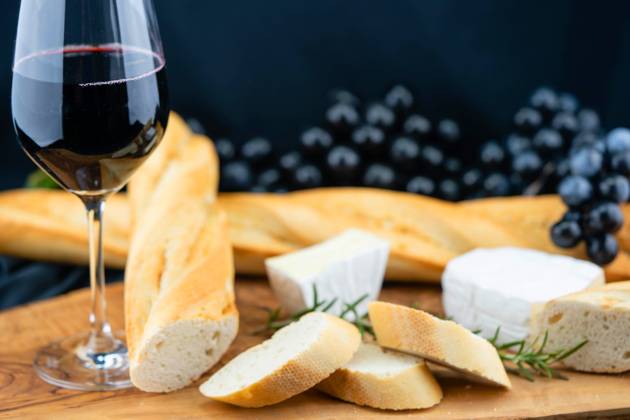 Baguette, Camembert and Grapes Baguette, Camembert and grapes BLWS698646 Copyright: xblickwinkel Steidix