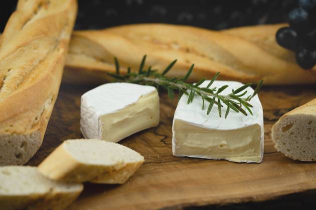 Baguette, Camembert and Grapes Baguette, Camembert and grapes BLWS698647 Copyright: xblickwinkel Steidix