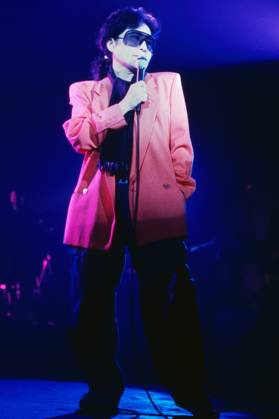 Yoko Ono, japanisch-amerikanische Künstlerin der Fluxus-Bewegung, Filmemacherin, Experimentalkomponistin und Sängerin, Auftritt in der ARD Spielshow: Mensch Meier, 1986. Copyright: HartwigxValdmanis Nur redaktionelle Nutzung. Editorial usage only. VAL_720101239