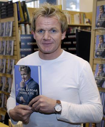Celebrity chef Gordon Ramsay signs copies his book Humble Pie in Glasgow, Scotland 12323, GLASGOW, SCOTLAND - Tuesday October 31 2006. Celebrity chef Gordon Ramsay signing copies of his book Humble Pie at Borders bookstore in his home town of Glasgow, Scotland. Ramsay, who used to be a professional soccer player with the city s Scottish Premier League team Rangers FC, arm-wrestled customer and fellow chef Linford Taylor during the event. Ever-competitive, Ramsay won the contest. Photograph: Graeme Hunter, Pacificcoastnews.com UK OFFICE: +44 131 225 3333 3322 US OFFICE: 1 310 261 9676, Credit:Graeme Hunter, Pacificcoastnews.com Avalon UK Copyright: xGraemexHunter,xPacificcoastnews.comx xAvalonx 0520186679