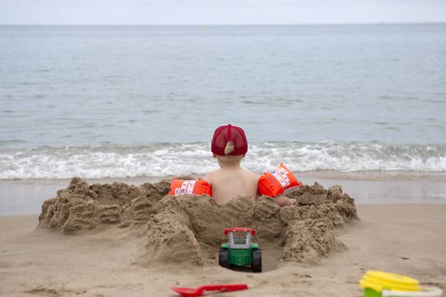 Junge am Strand Junge am Strand schaut auf s Wasser, Spanien 2023 ,model released, Symbolfoto Copyright: xZoonar.com christopherxkochx 20674949 ,model released, Symbolfoto ,property released