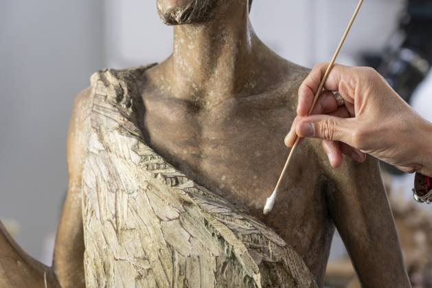 December 11, 2023, Vatican City, Vatican: View of restorer Stefania Colesanti hand working on a wooden statue at the Painting and Wood Materials Restoration Laboratory inside the Vatican Museums. Beyond the surface: the restorer s gaze is the title of the exhibition initiative with which the Vatican Museums celebrate the centenary of the foundation of the Painting and Wooden Materials Restoration Laboratory Vatican City Vatican - ZUMAs197 20231211_aaa_s197_292 Copyright: xStefanoxCostantinox