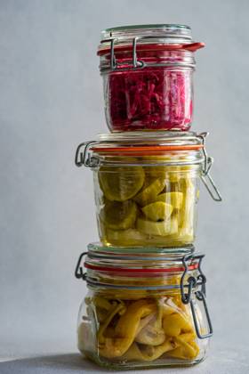 IMAGO Creative, Food, Pickled Onions IMAGO Creative, Food, Trend, Meal Prep Three glass jars stacked atop each other, filled with fermented vegetables: red cabbage with beetroot, spicy peppers, and white cucumbers, showcasing a variety of vibrant colors and textures. Model Released AnnaBogush_ID18226_545510_006 Copyright: xAnnaxBogushx