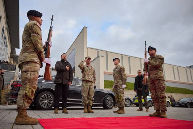 Bilder des Jahres 2023, News 12 Dezember News Themen der Woche KW50 December 14, 2023, Wiesbaden, Wiesbaden, Germany: President of Ukraine VOLODYMYR ZELENSKYY visits a U.S. military base hosting the headquarters of the U.S. Army Command in Europe and Africa in Wiesbaden. Wiesbaden Germany - ZUMA 20231214_int_z03_035 Copyright: xUkrainexPresidencyx