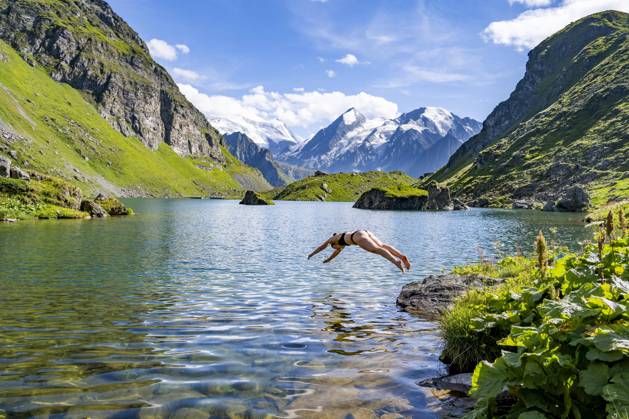 Pike jump, Boy Woman with Bikini jumps ins clear Water one picturesque mountain lake, Lac de Louvie, Grand Combin, Valaisan Alps, Wallis, Switzerland, Europe Copyright: imageBROKER/MoritzxWolf ibxmmw09942900.jpg ,model released, Symbolfoto ,property released