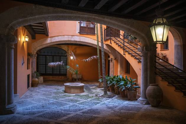 Spain Balearic islands Mallorca Palma de Mallorca Carrer de Can Savella stret Interior of some of the Majorcan patios Mallorca courtyard. Majorcan-style interior patios of some houses on Calle Can Savella. Can Vivot, declared an Asset of Cultural Interest and a Historic-Artistic Monument, has a spectacular stately courtyard populated by three vintage horse-drawn carriages. Behind this impressive entrance hides a no less surprising origin that dates back to the fourteenth century with the union of the raconada d en Berard and l alberg d en ClapÃ s, houses very close to each other. Prior to that, there is an Arab arch that, according to Montaner, is believed to be the roof of some baths. Mallorca Baleares Spain Copyright: xSergixReboredox xVWPicsx SRE-FY0069