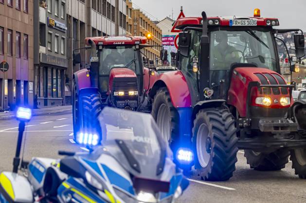 Farmers with over 1,000 tractors Police brought traffic in Stuttgart to a standstill The reason for the demonstrations is the planned end to tax breaks in agriculture The plan is part of the austerity plans in the 2024 federal budget There was a rally in front of the Baden-Württemberg Ministry of Agriculture 21 12 2023 Stuttgart, Baden-Württem