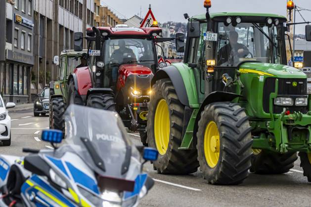 Farmers with over 1,000 tractors Police brought traffic in Stuttgart to a standstill The reason for the demonstrations is the planned end to tax breaks in agriculture The plan is part of the austerity plans in the 2024 federal budget There was a rally in front of the Baden-Württemberg Ministry of Agriculture 21 12 2023 Stuttgart, Baden-Württem