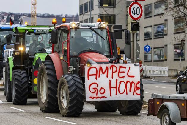 Farmers with over 1,000 tractors Police brought traffic in Stuttgart to a standstill The reason for the demonstrations is the planned end to tax breaks in agriculture The plan is part of the austerity plans in the 2024 federal budget There was a rally in front of the Baden-Württemberg Ministry of Agriculture 21 12 2023 Stuttgart, Baden-Württem