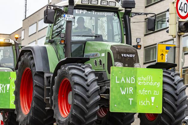 Farmers with over 1,000 tractors Police brought traffic in Stuttgart to a standstill The reason for the demonstrations is the planned end to tax breaks in agriculture The plan is part of the austerity plans in the 2024 federal budget There was a rally in front of the Baden-Württemberg Ministry of Agriculture 21 12 2023 Stuttgart, Baden-Württem