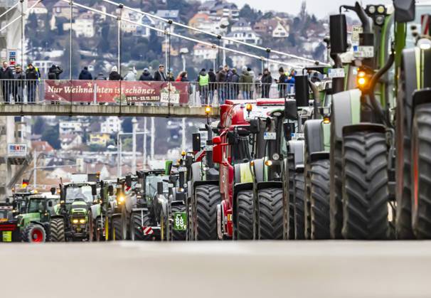 Farmers with over 1,000 tractors Police brought traffic in Stuttgart to a standstill The reason for the demonstrations is the planned end to tax breaks in agriculture The plan is part of the austerity plans in the 2024 federal budget There was a rally in front of the Baden-Württemberg Ministry of Agriculture 21 12 2023 Stuttgart, Baden-Württem