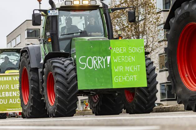 Farmers with over 1,000 tractors Police brought traffic in Stuttgart to a standstill The reason for the demonstrations is the planned end to tax breaks in agriculture The plan is part of the austerity plans in the 2024 federal budget There was a rally in front of the Baden-Württemberg Ministry of Agriculture 21 12 2023 Stuttgart, Baden-Württem