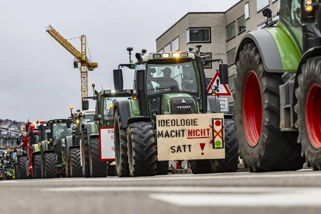Farmers with over 1,000 tractors Police brought traffic in Stuttgart to a standstill The reason for the demonstrations is the planned end to tax breaks in agriculture The plan is part of the austerity plans in the 2024 federal budget There was a rally in front of the Baden-Württemberg Ministry of Agriculture 21 12 2023 Stuttgart, Baden-Württem