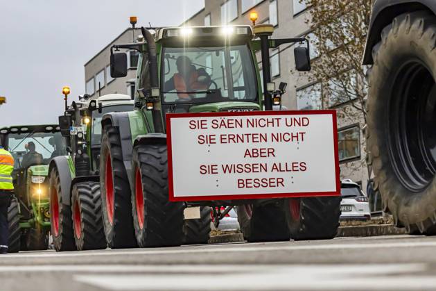 Farmers with over 1,000 tractors Police brought traffic in Stuttgart to a standstill The reason for the demonstrations is the planned end to tax breaks in agriculture The plan is part of the austerity plans in the 2024 federal budget There was a rally in front of the Baden-Württemberg Ministry of Agriculture 21 12 2023 Stuttgart, Baden-Württem