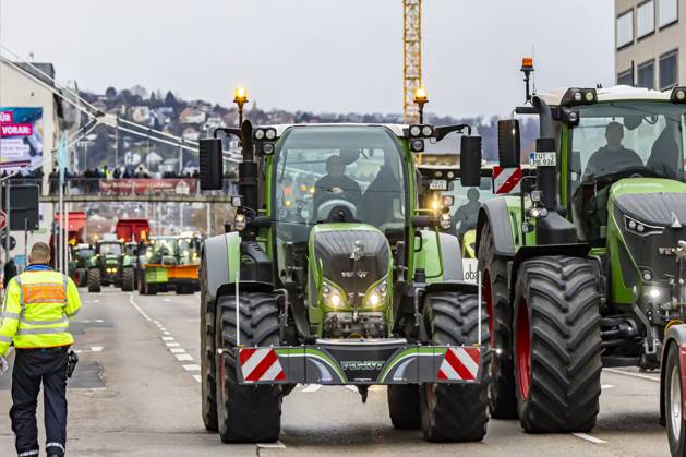 Farmers with over 1,000 tractors Police brought traffic in Stuttgart to a standstill The reason for the demonstrations is the planned end to tax breaks in agriculture The plan is part of the austerity plans in the 2024 federal budget There was a rally in front of the Baden-Württemberg Ministry of Agriculture 21 12 2023 Stuttgart, Baden-Württem