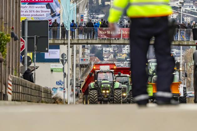 Farmers with over 1,000 tractors Police brought traffic in Stuttgart to a standstill The reason for the demonstrations is the planned end to tax breaks in agriculture The plan is part of the austerity plans in the 2024 federal budget There was a rally in front of the Baden-Württemberg Ministry of Agriculture 21 12 2023 Stuttgart, Baden-Württem