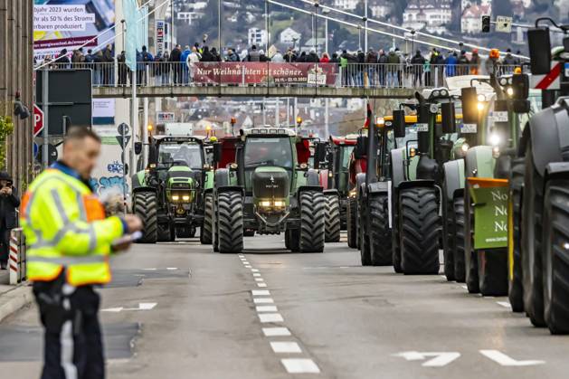Farmers with over 1,000 tractors Police brought traffic in Stuttgart to a standstill The reason for the demonstrations is the planned end to tax breaks in agriculture The plan is part of the austerity plans in the 2024 federal budget There was a rally in front of the Baden-Württemberg Ministry of Agriculture 21 12 2023 Stuttgart, Baden-Württem