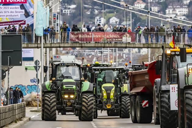 Farmers with over 1,000 tractors Police brought traffic in Stuttgart to a standstill The reason for the demonstrations is the planned end to tax breaks in agriculture The plan is part of the austerity plans in the 2024 federal budget There was a rally in front of the Baden-Württemberg Ministry of Agriculture 21 12 2023 Stuttgart, Baden-Württem
