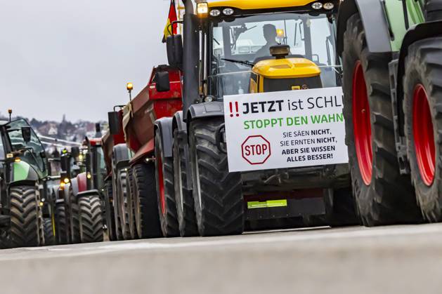 Farmers with over 1,000 tractors Police brought traffic in Stuttgart to a standstill The reason for the demonstrations is the planned end to tax breaks in agriculture The plan is part of the austerity plans in the 2024 federal budget There was a rally in front of the Baden-Württemberg Ministry of Agriculture 21 12 2023 Stuttgart, Baden-Württem