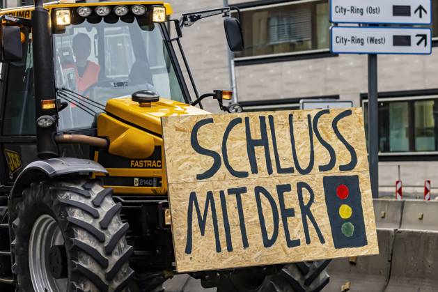 Farmers with over 1,000 tractors Police brought traffic in Stuttgart to a standstill The reason for the demonstrations is the planned end to tax breaks in agriculture The plan is part of the austerity plans in the 2024 federal budget There was a rally in front of the Baden-Württemberg Ministry of Agriculture 21 12 2023 Stuttgart, Baden-Württem