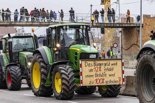 Farmers with over 1,000 tractors Police brought traffic in Stuttgart to a standstill The reason for the demonstrations is the planned end to tax breaks in agriculture The plan is part of the austerity plans in the 2024 federal budget There was a rally in front of the Baden-Württemberg Ministry of Agriculture 21 12 2023 Stuttgart, Baden-Württem