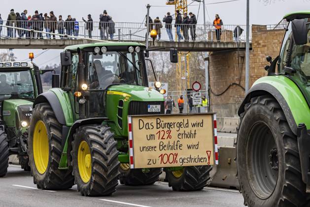 Farmers with over 1,000 tractors Police brought traffic in Stuttgart to a standstill The reason for the demonstrations is the planned end to tax breaks in agriculture The plan is part of the austerity plans in the 2024 federal budget There was a rally in front of the Baden-Württemberg Ministry of Agriculture 21 12 2023 Stuttgart, Baden-Württem