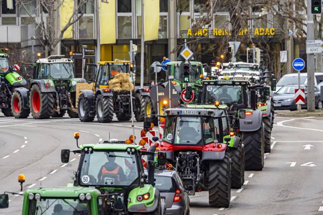 Farmers with over 1,000 tractors Police brought traffic in Stuttgart to a standstill The reason for the demonstrations is the planned end to tax breaks in agriculture The plan is part of the austerity plans in the 2024 federal budget There was a rally in front of the Baden-Württemberg Ministry of Agriculture 21 12 2023 Stuttgart, Baden-Württem