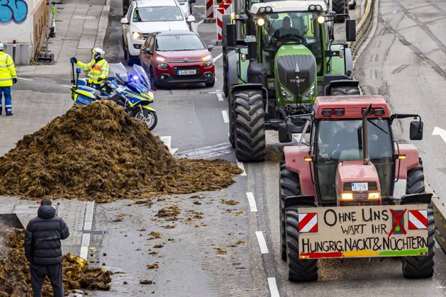 Farmers with over 1000 tractors police statement paralyzed traffic in Stuttgart The reason for the demonstrations is the planned end of tax breaks in agriculture The project is part of the austerity plans in the 2024 federal budget Near the Baden-Württemberg Ministry of Agriculture, farmers dumped manure on the road 21