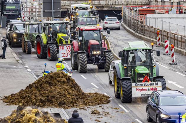 Farmers with over 1000 tractors police statement paralyzed traffic in Stuttgart The reason for the demonstrations is the planned end of tax breaks in agriculture The project is part of the austerity plans in the 2024 federal budget Near the Baden-Württemberg Ministry of Agriculture, farmers dumped manure on the road 21