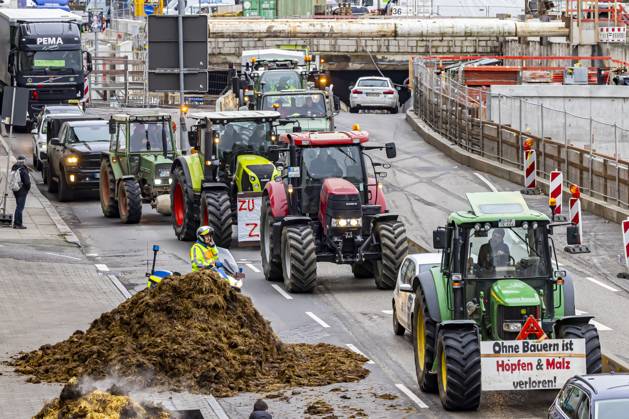 Farmers with over 1000 tractors police statement paralyzed traffic in Stuttgart The reason for the demonstrations is the planned end of tax breaks in agriculture The project is part of the austerity plans in the 2024 federal budget Near the Baden-Württemberg Ministry of Agriculture, farmers dumped manure on the road 21