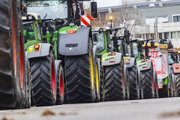 Farmers with over 1,000 tractors Police brought traffic in Stuttgart to a standstill The reason for the demonstrations is the planned end to tax breaks in agriculture The plan is part of the austerity plans in the 2024 federal budget There was a rally in front of the Baden-Württemberg Ministry of Agriculture 21 12 2023 Stuttgart, Baden-Württem