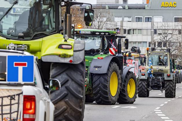 Farmers with over 1,000 tractors Police brought traffic in Stuttgart to a standstill The reason for the demonstrations is the planned end to tax breaks in agriculture The plan is part of the austerity plans in the 2024 federal budget There was a rally in front of the Baden-Württemberg Ministry of Agriculture 21 12 2023 Stuttgart, Baden-Württem
