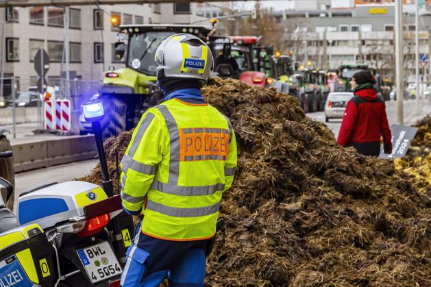 Farmers with over 1000 tractors police statement paralyzed traffic in Stuttgart The reason for the demonstrations is the planned end of tax breaks in agriculture The project is part of the austerity plans in the 2024 federal budget Near the Baden-Württemberg Ministry of Agriculture, farmers dumped manure on the road 21