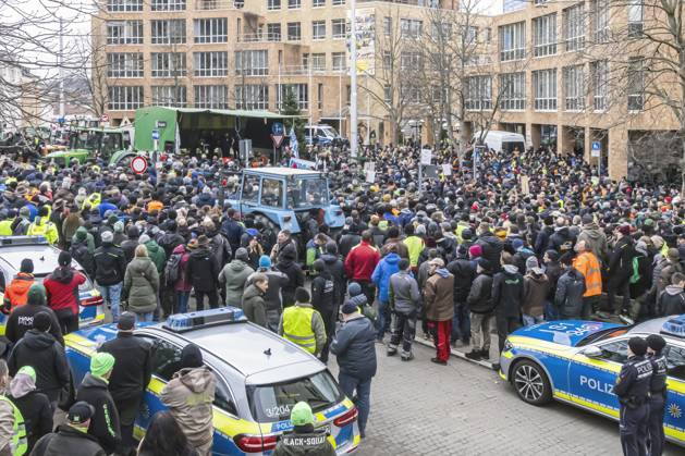 Farmers with over 1,000 tractors Police brought traffic in Stuttgart to a standstill The reason for the demonstrations is the planned end to tax breaks in agriculture The plan is part of the austerity plans in the 2024 federal budget There was a rally in front of the Baden-Württemberg Ministry of Agriculture 21 12 2023 Stuttgart, Baden-Württem