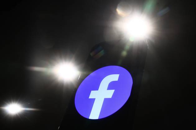 Popular Apps And IT Companies Photo Illustrations Lights and Facebook logo displayed on a phone screen are seen in this illustration photo taken in Krakow, Poland on December 27, 2023. Krakow Poland Copyright: xJakubxPorzyckix originalFilename: porzycki-populara231227_np7F5