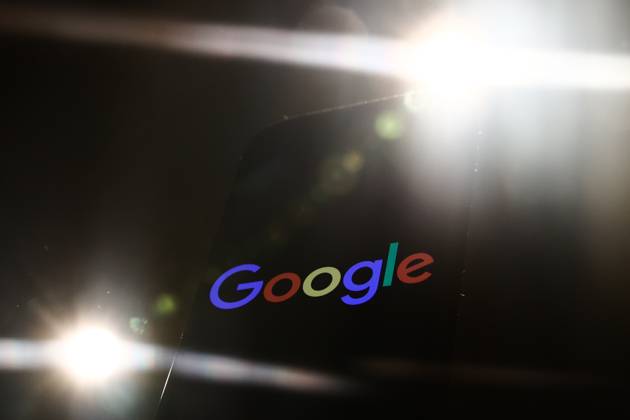 Popular Apps And IT Companies Photo Illustrations Lights and Google logo displayed on a phone screen are seen in this illustration photo taken in Krakow, Poland on December 27, 2023. Krakow Poland Copyright: xJakubxPorzyckix originalFilename: porzycki-populara231227_npc35