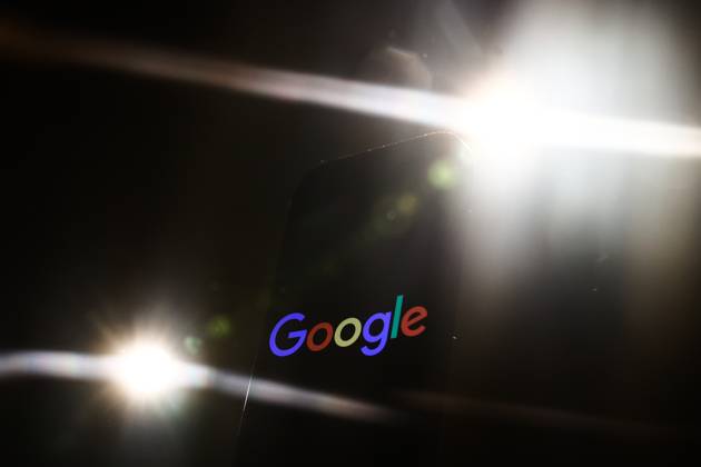 Popular Apps And IT Companies Photo Illustrations Lights and Google logo displayed on a phone screen are seen in this illustration photo taken in Krakow, Poland on December 27, 2023. Krakow Poland Copyright: xJakubxPorzyckix originalFilename: porzycki-populara231227_np61v