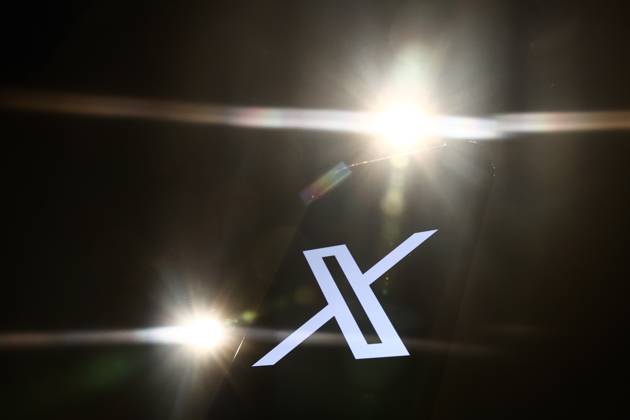 Popular Apps And IT Companies Photo Illustrations Lights and X logo displayed on a phone screen are seen in this illustration photo taken in Krakow, Poland on December 27, 2023. Krakow Poland Copyright: xJakubxPorzyckix originalFilename: porzycki-populara231227_npiDI