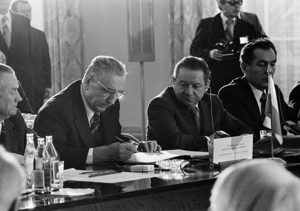 Moscow, USSR. First Secretary of the Central Committee of the Polish United Workers Party Edward Gierek signs the Declaration of the Warsaw Treaty Member States in the Combined Staff Building of the WTO Unified Armed Forces on Leningradsky Prospekt (Avenue). Eduard Pesov TASS  17345781