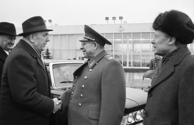 Moscow, USSR. First Secretary of the Central Committee of the Polish United Workers Party Edward Gierek who took part in the meeting of the Political Consultative Committee of the Warsaw Treaty Member States, and USSR Defence Minister, Marshal of the Soviet Union Dmitry Ustinov (L-R front) shake hands during the farewell ceremony at the Vnukovo airfield. Vasily Yegorov TASS  24763493