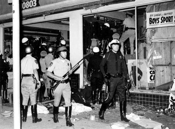 Los Angeles: Police and National Guards on duty outside a wrecked ...