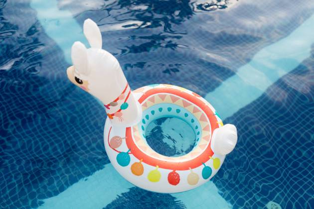 MR_ID18326_15884_MarkStepanov.jpg A cute inflatable llama pool float floats on the crystal-clear water of a swimming pool, under a bright sunny sky Model Released Declaria_ID18326_547723_001 Copyright: xDeclariax RECORD DATE NOT STATED