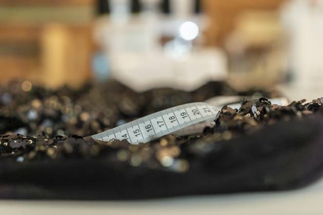 White Measuring tape at a Piece Substance Tayloring Concept Copyright: imageBROKER ValeriaxVenezia ibxvve09967662.jpg