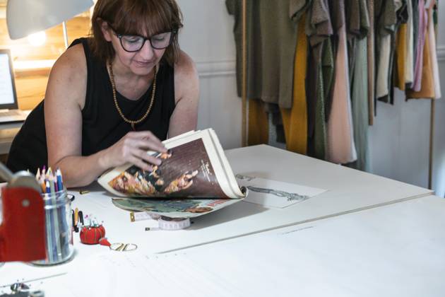 Mid Adult Fashion designer with View at a Fashion magazine Copyright: imageBROKER ValeriaxVenezia ibxvve09967663.jpg ,model released, Symbolfoto ,property released